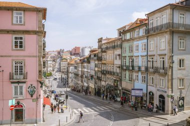 Porto, Portekiz - 11 Ağustos 2020: Porto 'nun ana caddesi yaz günü boyunca iş ve insan dolu
