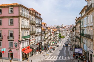 Porto, Portekiz - 11 Ağustos 2020: Porto 'nun ana caddesi yaz günü boyunca iş ve insan dolu