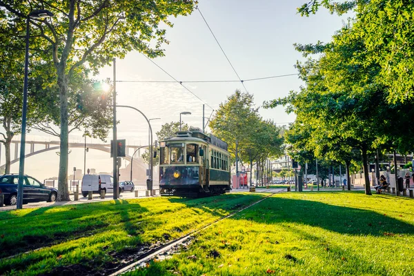 Günbatımına kadar Porto 'nun şehir merkezine giden klasik tramvay, Portekiz