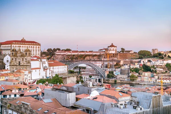 Portekiz 'in kuzeyindeki güzel Porto ve Vila Nova de Gaia şehri.