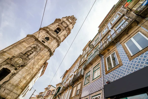 Slavná Věž Kostela Kleriky Barevná Architektura Porta Portugalsko — Stock fotografie