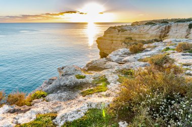 Algarve, Güney Portekiz ve Avrupa 'daki sarı uçurumların üzerinde güzel bir günbatımı.
