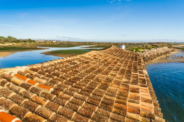 Ria Formosa Doğal Parkı 'nın güzel manzarası ön planda fayanslı çatı, Olhao, Algarve, Portekiz