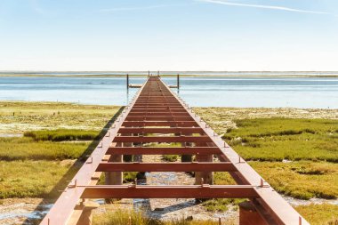 Ria Formosa Doğal Parkı, Olhao, Algarve, Portekiz 'de terk edilmiş bir iskelesi olan güzel bir manzara.
