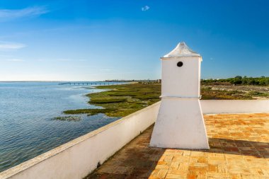 Olhao, Algarve, Portekiz 'deki güzel Ria Formosa' nın gelgit değirmeninde geleneksel Argarvian bacası.