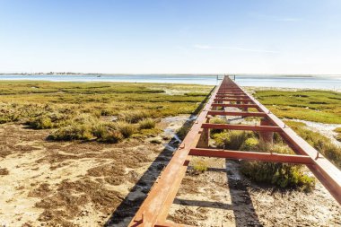 Ria Formosa Doğal Parkı, Olhao, Algarve, Portekiz 'de terk edilmiş bir iskelesi olan güzel bir manzara.
