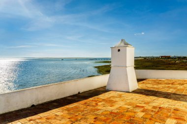 Olhao, Algarve, Portekiz 'deki güzel Ria Formosa' nın gelgit değirmeninde geleneksel Argarvian bacası.