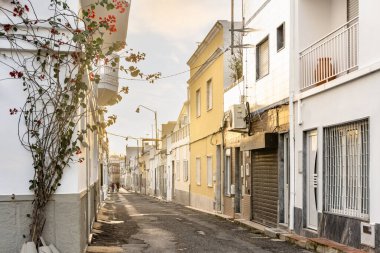 Tarihi Olhao, Algarve, Portekiz 'in dar sokağında beyazlatılmış ve fayanslı küçük evler.