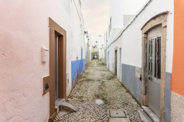 Tarihi Olhao, Algarve, Portekiz 'in dar sokağında beyazlatılmış ve fayanslı küçük evler.