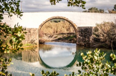 Portekiz 'in güneyinde Loule, Algarve' de küçük bir nehir üzerinde Roma köprüsü