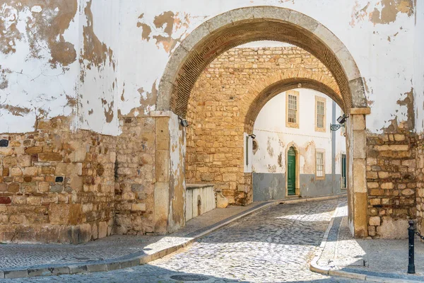 성벽을 포르투갈 알가르베 파로의 역사적 도시로 들어가는 — 스톡 사진