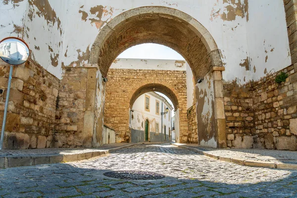 성벽을 포르투갈 알가르베 파로의 역사적 도시로 들어가는 — 스톡 사진