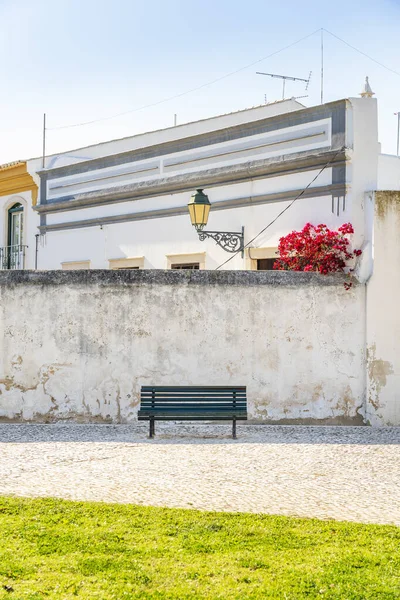 Holzbank Vor Weißgetünchtem Hintergrund Mit Traditioneller Portugiesischer Architektur Faro Algarve — Stockfoto
