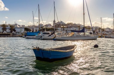 Lagos marinasında botların arkasında eski kasaba, Algarve, Portekiz, Avrupa