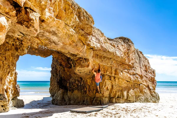 Jeune Grimpeur Grimpant Toute Sécurité Une Falaise Jaune Algarve Portugal — Photo