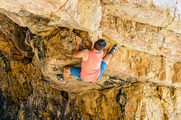 Jovem Alpinista Escalando Com Segurança Penhasco Amarelo Algarve Portugal — Fotografia de Stock
