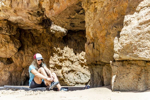 Uma Alpinista Feminina Calça Sapatos Antes Escalar Penhasco Amarelo Algarve — Fotografia de Stock