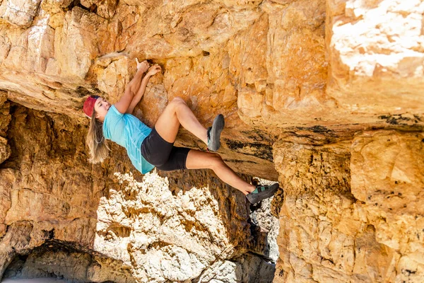 Uma Mulher Alpinista Escalar Penhasco Amarelo Algarve Portugal — Fotografia de Stock