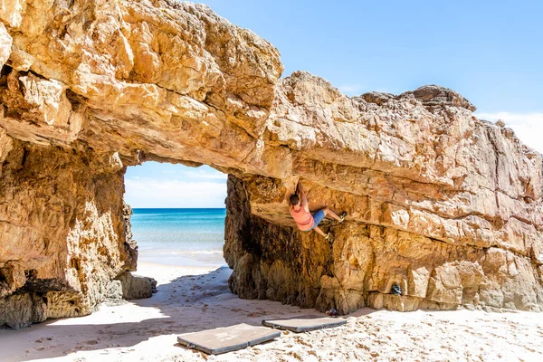 Jeune Grimpeur Grimpant Toute Sécurité Une Falaise Jaune Algarve Portugal — Photo