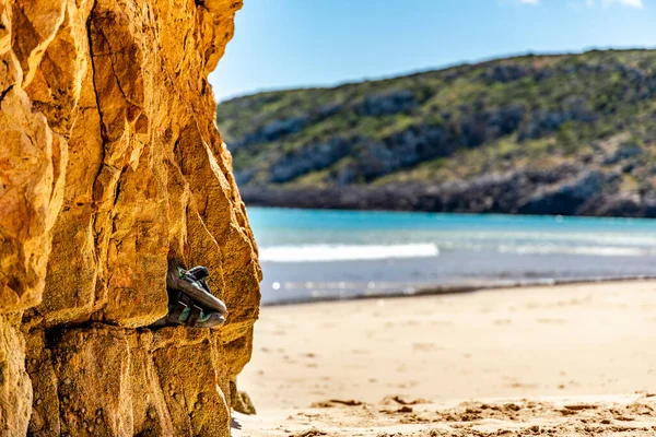 Chaussures Escalade Professionnelles Sur Rocher Bord Plage Avec Espace Copie — Photo