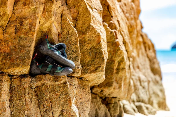 Sapatos Alpinista Profissional Rocha Pela Praia Com Espaço Cópia — Fotografia de Stock