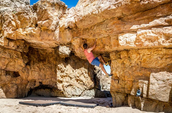 Jovem Alpinista Escalando Com Segurança Penhasco Amarelo Algarve Portugal — Fotografia de Stock