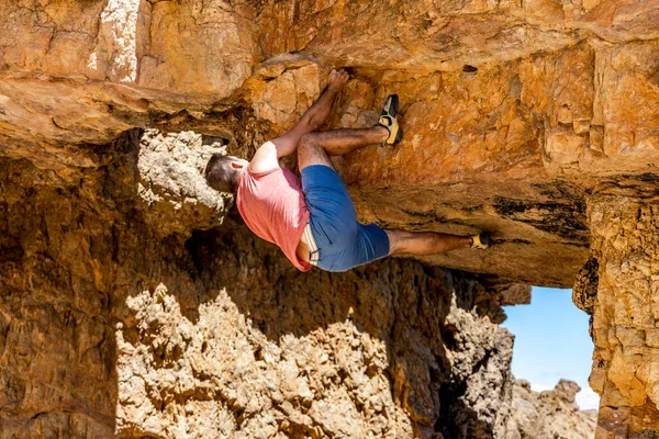 Jovem Alpinista Escalando Com Segurança Penhasco Amarelo Algarve Portugal — Fotografia de Stock