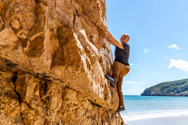 Homem Que Gosta Escalar Rochas Beira Mar Furnas Beach Algarve — Fotografia de Stock