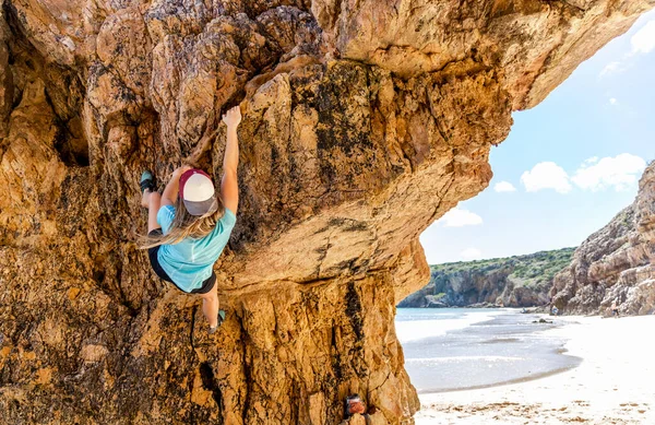 Uma Mulher Alpinista Escalar Penhasco Amarelo Algarve Portugal — Fotografia de Stock