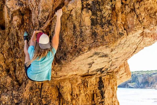 Uma Mulher Alpinista Escalar Penhasco Amarelo Algarve Portugal — Fotografia de Stock