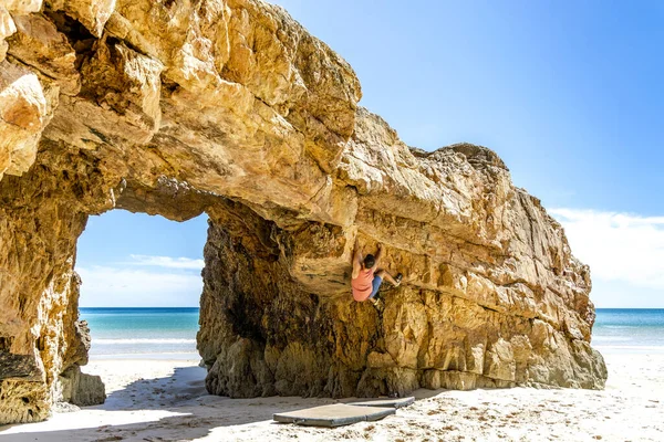 Jeune Grimpeur Grimpant Toute Sécurité Une Falaise Jaune Algarve Portugal — Photo