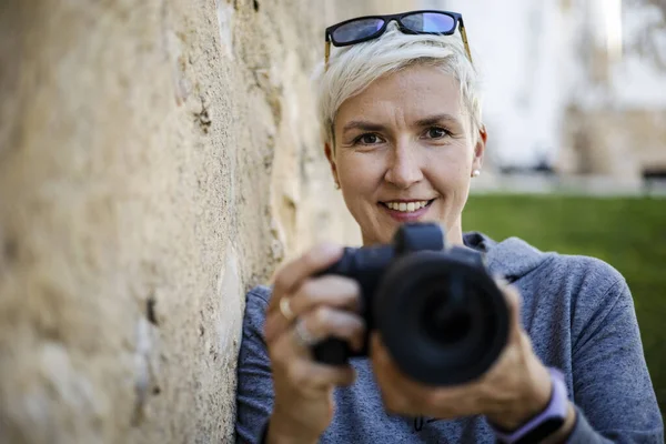 Portret Van Een Positieve Vrouw Met Digitale Camera Haar Handen — Stockfoto