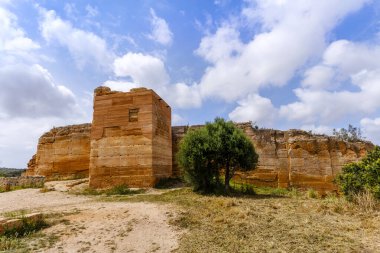 Paderne Kalesi - Portekiz 'in Albufeira belediyesinde bulunan antik bir kaledir.