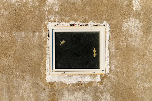 Dvě Ještěrky Okně Nedokončeného Domu Algarve Portugalsko — Stock fotografie