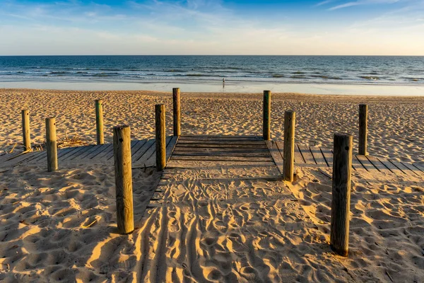 Široká Písečná Pláž Faro Dunami Chodníky Západu Slunce Faro Algarve — Stock fotografie