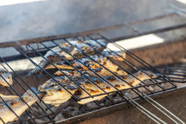 Köstlicher Wolfsbarsch Und Goldener Fisch Auf Der Holzkohle Portugal Gegrillt — Stockfoto