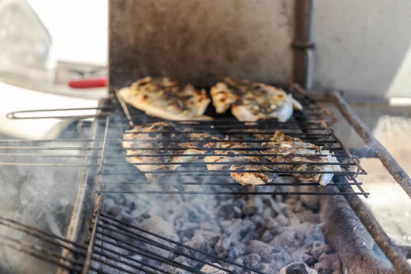 在葡萄牙 美味的鲈鱼和金鱼在木炭上烧烤 — 图库照片