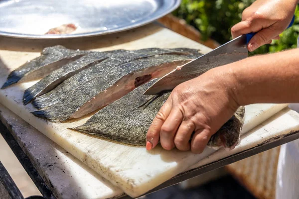 Cozinheiro Cortando Peixe Para Churrasco Restaurante Português — Fotografia de Stock