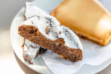 Geleneksel Portekiz tatlılarına broa de mel ve jesuita, Porto, Portekiz denir.