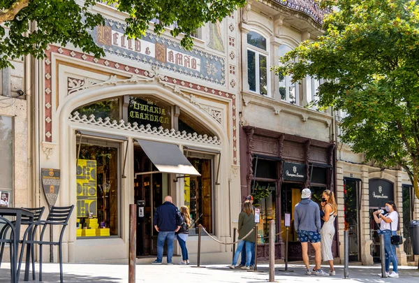 ポルトガルのポルト2021年5月6日 ハリー ポッターの本の著者にインスピレーションを与えた有名なLello Bookstoreの外観 — ストック写真