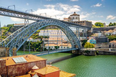 Portekiz, Porto 'daki Douro nehrinin üzerine güzel demir Dom Luis I köprüsü.