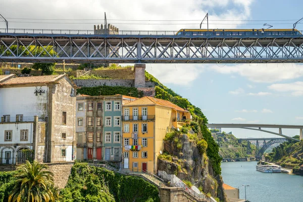 Arquitectura Histórica Del Terraplén Oporto Con Puentes Sobre Río Duero — Foto de Stock
