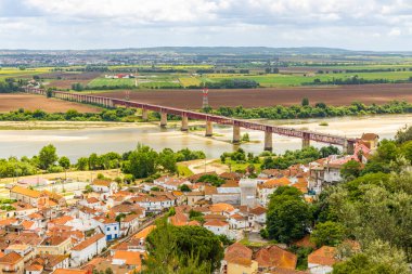 Santarem 'in mimarisi yeşil alanlar ve Orta Portekiz' deki Tagus nehri ile çevrilidir.