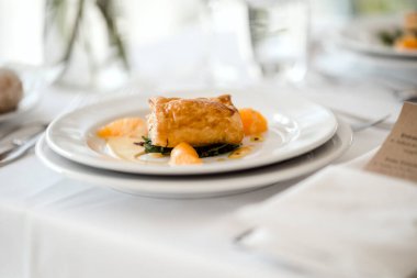 Portakallı, sirkeli ve hardal soslu domuz pastası.