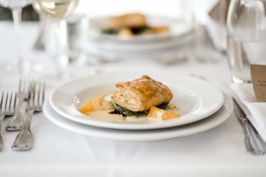 Portakallı, sirkeli ve hardal soslu domuz pastası.