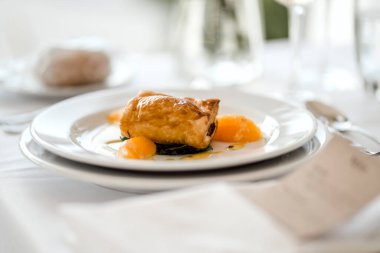 Portakallı, sirkeli ve hardal soslu domuz pastası.