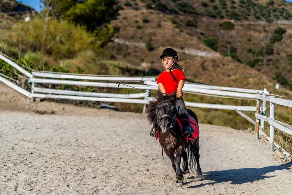 Nerja Španělsko Července 2021 Trpasličí Dívka Anika Brilantně Jezdí Koni — Stock fotografie