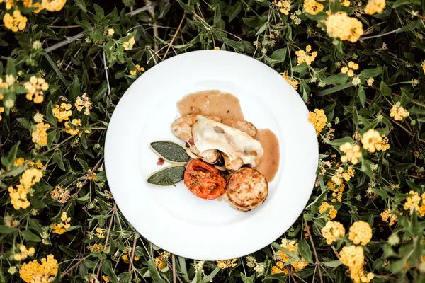 Filete Pavo Lujo Servido Con Papas Horno Calabacín Tomate —  Fotos de Stock