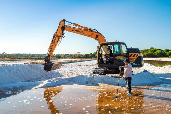 August 2021 Faro Portugal Meersalzernte Mit Einem Gelben Bagger Natürlichen — Stockfoto