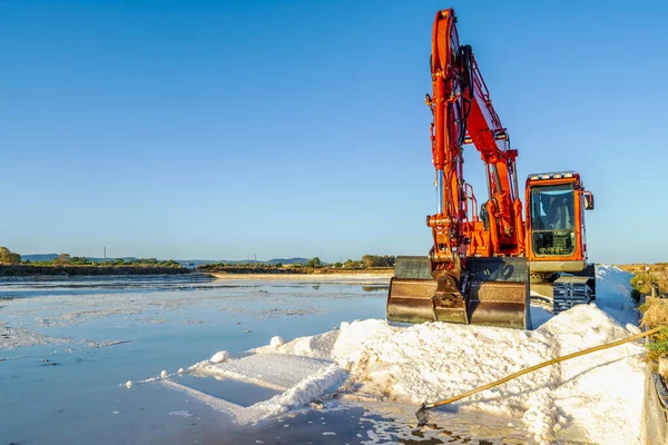 Rode Bulldozer Die Zeezout Uit Vijver Oogst Een Hoop Zout — Stockfoto